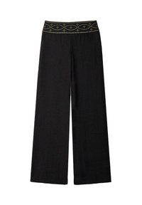 Pantalones de pierna ancha negros con una cinturilla texturizada que presenta un patrón decorativo de tachuelas y líneas, elaborados en una tela ligera.