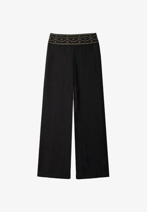 Pantalones de pierna ancha negros con una cinturilla texturizada que presenta un patrón decorativo de tachuelas y líneas, elaborados en una tela ligera.