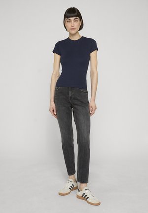 Urban Classics, LADIES SHORT SLIM TEE 5-PACK - Camiseta básica - black/darkbrickred/mutedblue/whitesand/midnightnavy