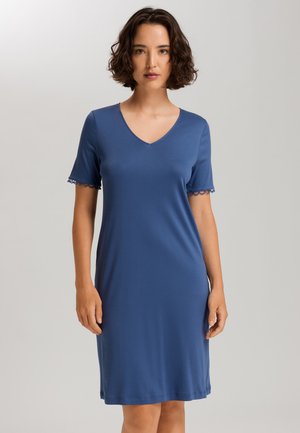 Robe bleue à col en V avec des manches courtes et des accents de bordure festonnée. Fait en tissu doux, elle présente une coupe décontractée et un design aux genoux.