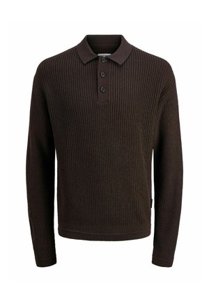 Suéter polo de manga larga de punto marrón con textura acanalada, tapeta de tres botones y un cuello clásico.