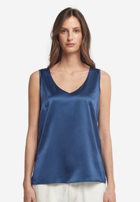 Satinblå ärmlös topp med V-ringning, slät textur och lös passform, med minimala sömmar och rena kanter.