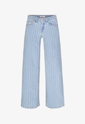 Jean à jambes larges bleu clair en denim, présentant des rayures blanches verticales, cinq poches, et une fermeture par bouton et fermeture éclair.