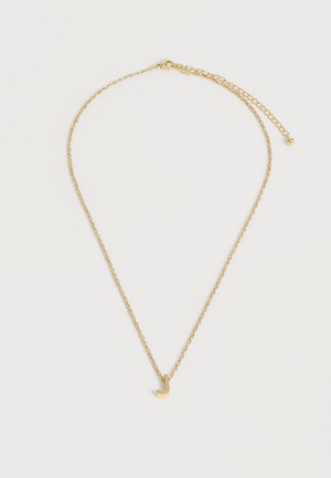 Χρυσό κολιέ με μικρό χρυσό μενταγιόν το γράμμα «J» και ρυθμιζόμενο κούμπωμα σε λευκό φόντο.