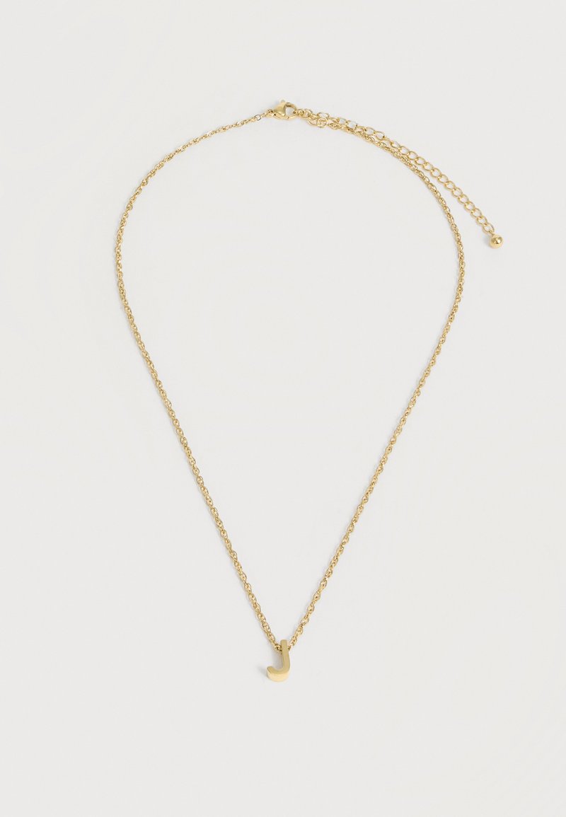 Χρυσό κολιέ με μικρό χρυσό μενταγιόν το γράμμα «J» και ρυθμιζόμενο κούμπωμα σε λευκό φόντο.