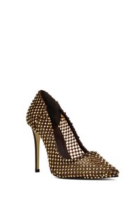 Bruine hoge hakken met een netontwerp en gouden studs, puntige neus en een stiletto hak. Gestructureerd oppervlak voegt detail toe.