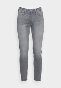 Los jeans de mezclilla gris presentan una cintura de altura media, corte ajustado, diseño clásico de cinco bolsillos y un sutil desgaste en las piernas que les da un aspecto usado.