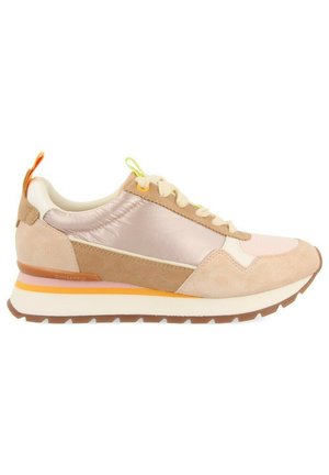 Baskets en mélange de daim beige et de satin, avec une languette rembourrée, une semelle intermédiaire blanche et des accents colorés en orange et jaune.