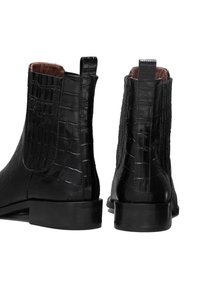 Schwarze Lederstiefeletten mit Krokodilprägung, niedrigem Absatz, Zuglaschen und glattem Innenfutter. Geeignet für formelle oder lässige Anlässe.