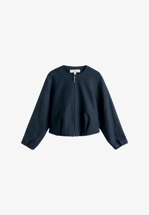 Marineblaue langärmlige Jacke mit Frontreißverschluss, rundem Halsausschnitt und leicht aufgepufften Ärmeln, flach auf weißem Hintergrund dargestellt.