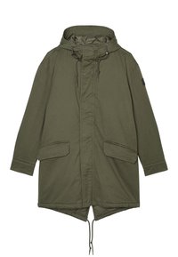 Olivgrön huva parkajacka med dragkedja fram, sidofickor och justerbar dragsko vid fållen. Tillverkad av lättviktsmaterial.