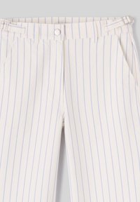 Pantalons en coton blanc avec des rayures verticales bleu clair, dotés d'une boucle à la taille, de poches avant et d'une fermeture à bouton.