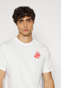 Nike Sportswear GRAPHIC TEE - T-shirt estampada - white