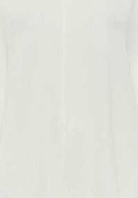 Bílá texturovaná pletenina s ribkovaným vzorem, obsahující vertikální pruhy a mírnou elasticitu, poskytující hladký, hmatatelný povrch.