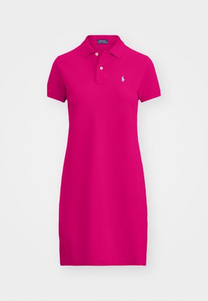 Kort rosa polo kjole med krage, to knapper og en liten logo på venstre bryst. Laget av glatt bomullsstoff.