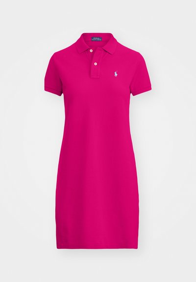 Īss rozā polo kleita ar apkakli, divām pogām un mazu logotipu kreisajā krūtī. Izgatavota no gludas kokvilnas auduma.