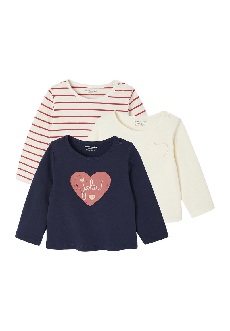 Drei Langarmshirts: eines in Marineblau mit einem Herz-Graphic, eines in Creme mit einer Herzumrandung und eines mit roten Streifen auf weißem Stoff.