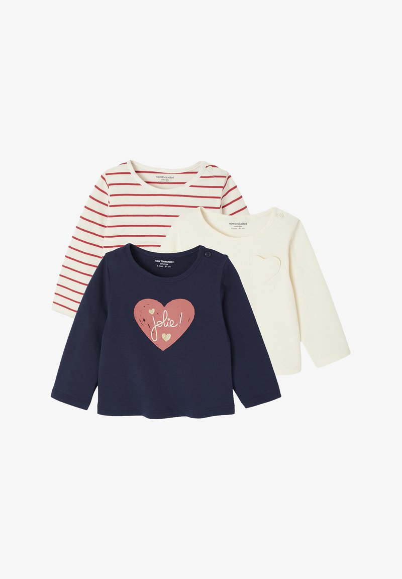 Drei Langarmshirts: eines in Marineblau mit einem Herz-Graphic, eines in Creme mit einer Herzumrandung und eines mit roten Streifen auf weißem Stoff.