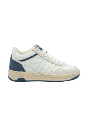 Sneaker bianco e navy con tomaia in pelle texturizzata, tre strisce orizzontali e suola ammortizzata. Presenta una punta rotonda e chiusura con lacci.