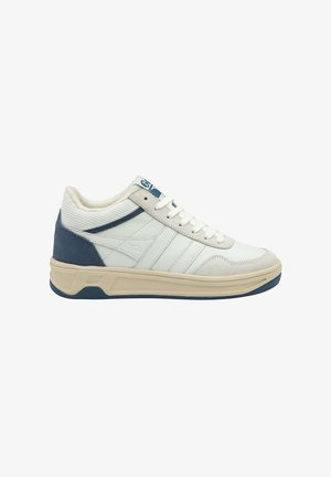 Witte en marineblauwe sneaker met een bovenwerk van textuurleer, drie horizontale strepen en een gevoerde zool. Heeft een ronde neus en een vetersluiting aan de voorkant.