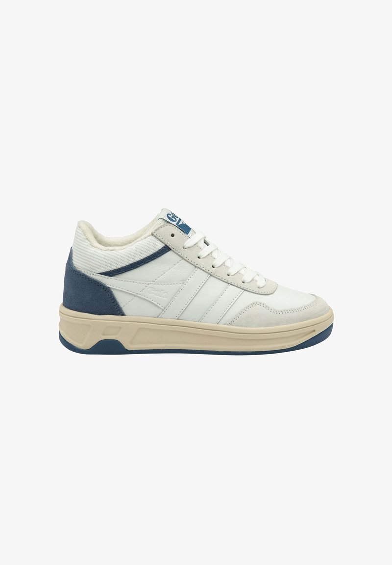 Sneaker bianco e navy con tomaia in pelle texturizzata, tre strisce orizzontali e suola ammortizzata. Presenta una punta rotonda e chiusura con lacci.