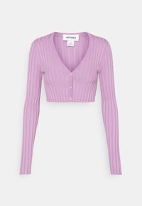 Lila ribbad stickad kort cardigan med lång ärm, V-ringning och tre framknappar, märkt MONKI, storlek small.