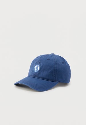 Cappellino da baseball blu con un piccolo emblema ricamato al centro frontale raffigurante un globo bianco e blu.