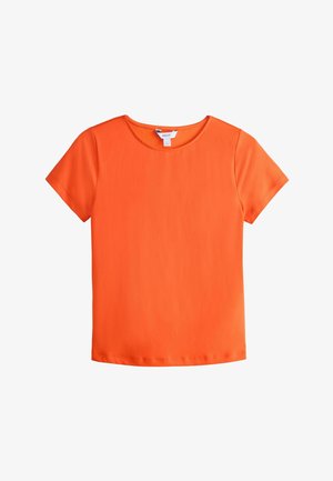 Erkpunane lühikeste varrukatega ümara kaelusega T-särk, millel on sile tekstuur ja kaeluses väike valge riideetiquett.