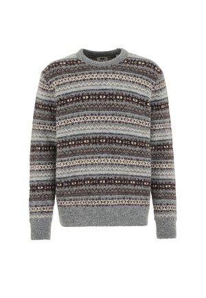 Siv jumper s krojenjem okoli vratu, z vzorčnim dizajnom črt v rjavih, kremnih in modrih odtenkih. Narejen iz teksturiranega pletenega materiala.