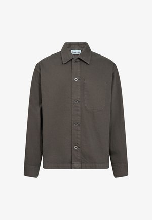 Ciemnoszara koszula zapinana na guziki, wykonana z trwałej tkaniny, z kołnierzykiem typu stójka, kieszenią z przodu oraz sześcioma guzikami na listewce.