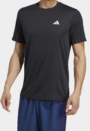 Camiseta deportiva negra de tela transpirable, con cuello redondo, mangas cortas y un logo blanco en el lado izquierdo del pecho.