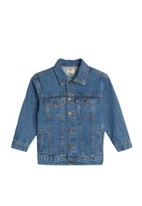 Chaqueta de mezclilla azul para niños con cierre de botones, dos bolsillos en el pecho, bolsillos laterales y detalles de costura visibles. Cuello clásico y mangas largas.