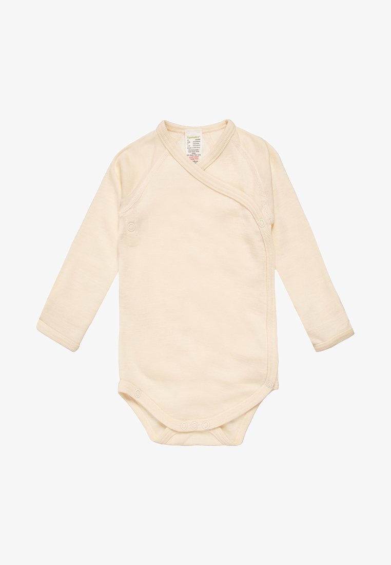 Crème kleurige baby romper met lange mouwen, gemaakt van zachte stof, met een wikkelontwerp en drukknoopsluiting aan de zijkant en onderkant voor gemakkelijk aan- en uittrekken.