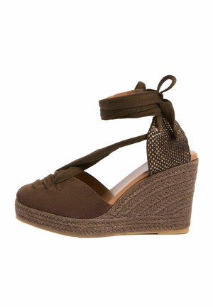 Hnedá klinová espadrila so zaväzovaním okolo členka, uzavretou špičkou, textúrovaným podpätkom a platformovou podrážkou z opleteného jutového vlákna.