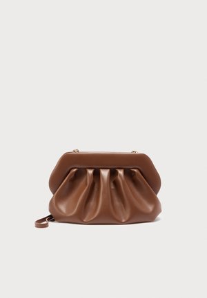 Braune Leder-Clutch mit gerafftem Design und strukturiertem Rahmen oben, ausgestattet mit einem kleinen Handgelenksriemen und goldfarbenen Verschlussdetails.