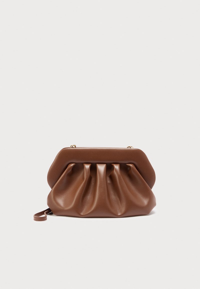 Καφέ δερμάτινο τσαντάκι φάκελος με σχεδιασμό σούρας και στιβαρό επάνω πλαίσιο, με μικρό λουράκι καρπού και λεπτομέρειες σε χρυσό τόνο στο κούμπωμα.