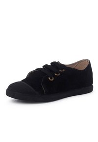 Zapatilla de ante negra con punta redondeada, suela plana negra y ojales de metal. Cuenta con un cierre clásico de cordones y un forro interior suave.