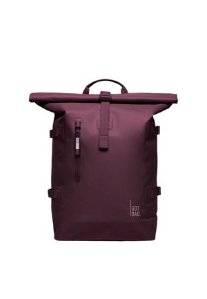 Mørk lilla rulle-top rygsæk med en lodret lynlåslomme foran og en spænde strop, som viser "GOT BAG" logoet i nederste højre hjørne.