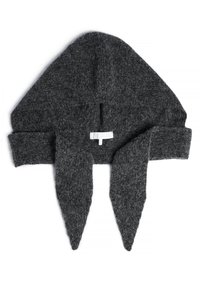 Halliknitatud hall müts kolmnurkse disainiga, millel on kaks piklikku lõppu. Valmistatud pehmest, tekstuuriga materjalist, millel on minimalistlik brändimine.