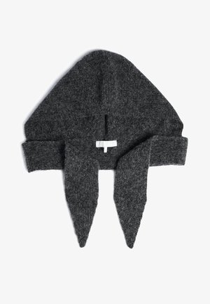 Siva pletena kapa s trigonalnim vzorcem, ki ima dva podolgovata konca. Narejena iz mehkega, teksturiranega materiala z minimalističnim blagovno znamko.