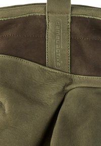 Olivenfarbene Lederbekleidung mit glatten und strukturierten Bereichen, die dunkle braune Akzente und gestickte Details aufweist. Logo am Riemen.