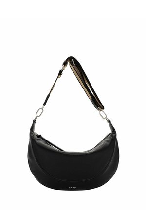 Czarna, skórzana torebka na ramię w kształcie półksiężyca z regulowanym paskiem z tkaniny i srebrnymi metalowymi zapięciami, z logo "Suri Frey" z przodu.