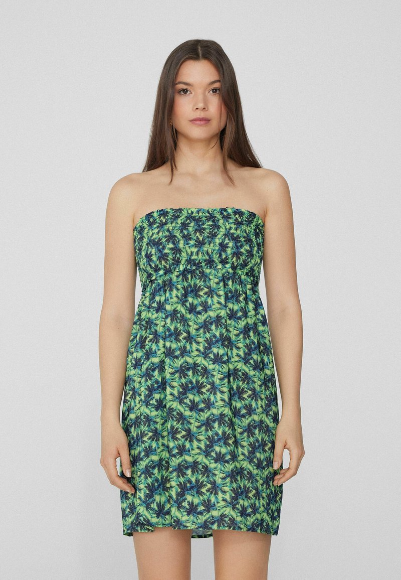 Trägerloses Kleid mit einem grünen und blauen tropischen Blätterdruck, das über eine geraffte Ausstattung am Oberteil und eine lockere A-Linien-Silhouette verfügt.