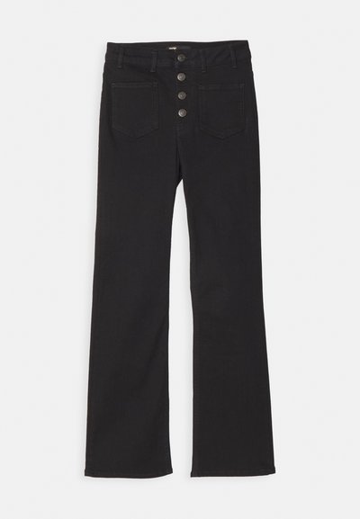 Jean flare en denim noir avec taille haute, design à cinq poches et fermeture à bouton sur le devant comportant quatre boutons en métal.