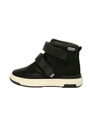 Zapatilla negra de caña alta con dos tiras anchas de velcro y suela blanca, mostrando el lado exterior del zapato.