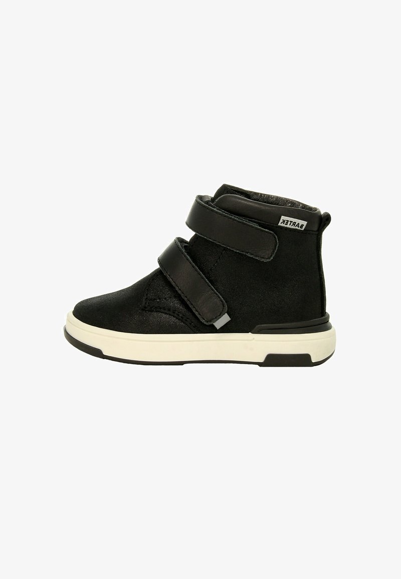 Zapatilla negra de caña alta con dos tiras anchas de velcro y suela blanca, mostrando el lado exterior del zapato.