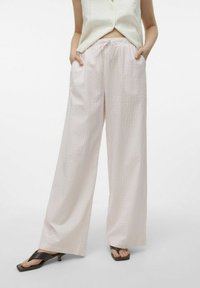 Lichtroze, wijde broek met een gestreept patroon, voorzien van een elastische tailleband en zijzakken. Soepele stoftextuur.