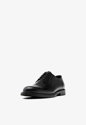 Schwarze Leder-Oxford-Schuhe mit glatter Oberfläche, runder Zehenform und Schnürung mit fünf Ösen. Lebendige Textur und flache Gummisohle.