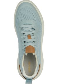 Sneaker azzurro chiaro con tomaia in rete traspirante, dettagli in contrasto marrone chiaro, punta rotonda e colletto imbottito. Suola in gomma bianca con logo discreto.