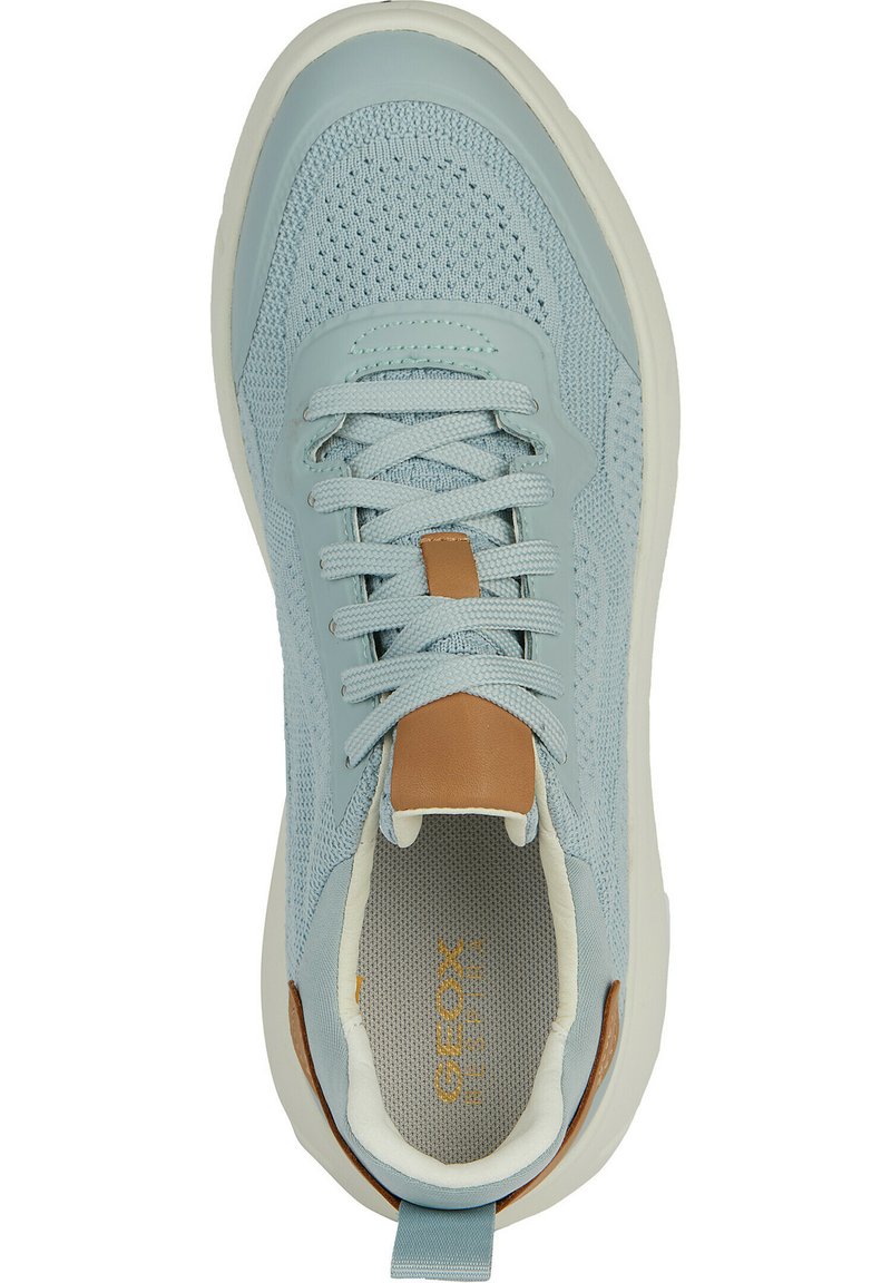 Zapatilla azul clara con parte superior de malla transpirable, acentos en tono marrón contrastante, puntera redonda y cuello acolchado. Suela de goma blanca con un logotipo sutil.